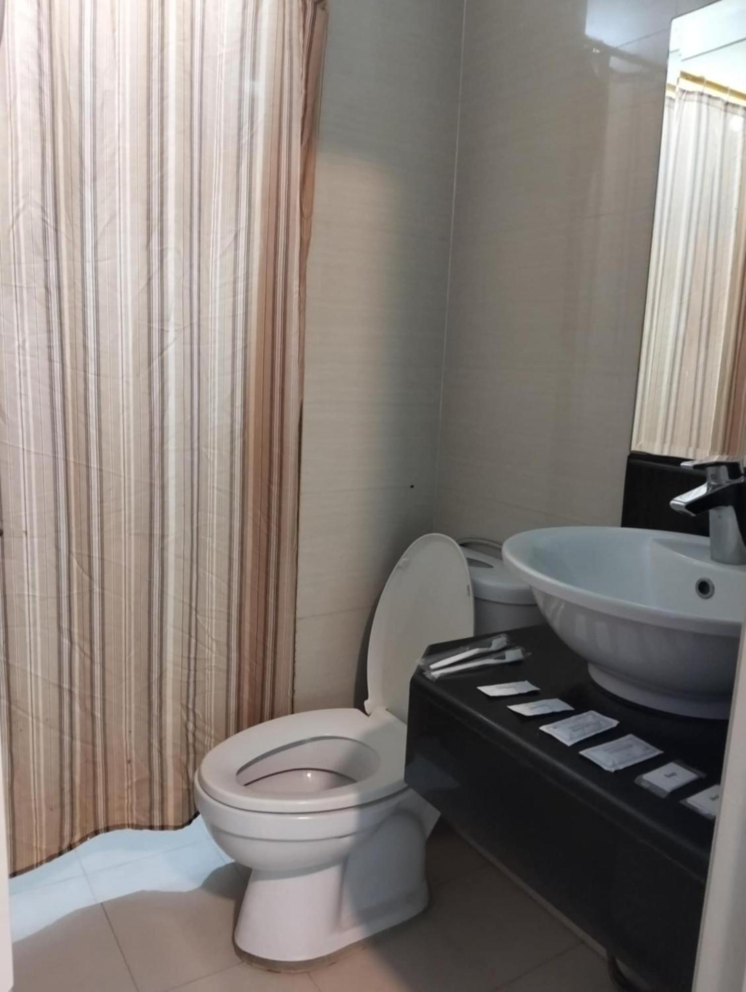 Henry'S Newport Condotel Pasay Exterior photo