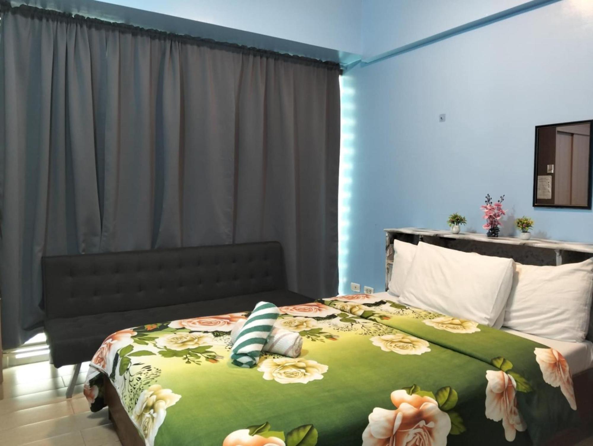 Henry'S Newport Condotel Pasay Exterior photo