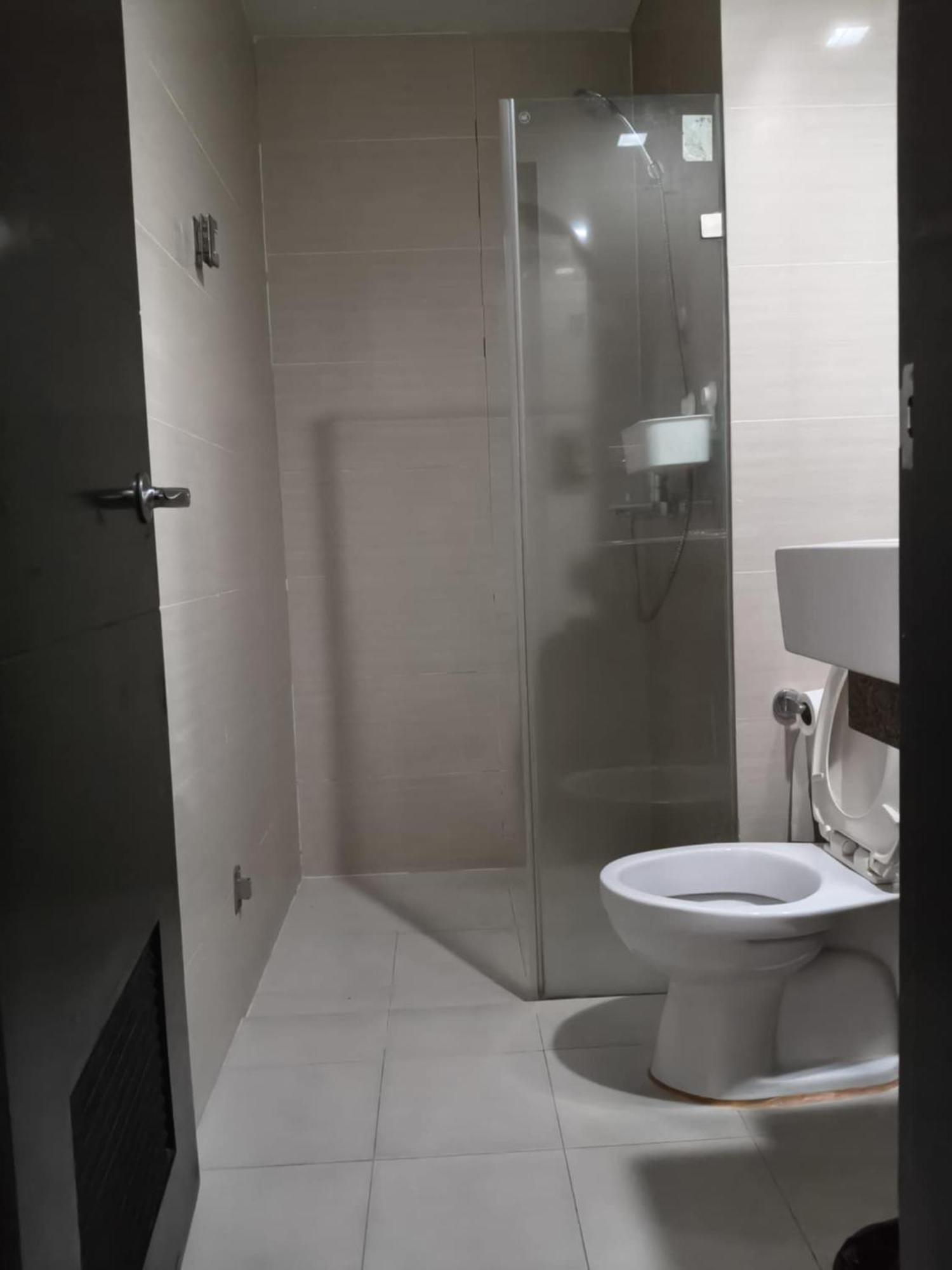 Henry'S Newport Condotel Pasay Exterior photo